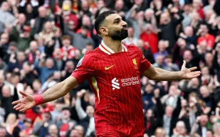 ليفربول ينتصر على ليستر سيتي ويقترب من التتويج بالدوري الإنجليزي 