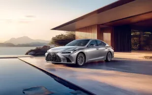 لكزس تستعد لإطلاق ES 2026.. البديلة المحتملة لطراز LS الفاخر