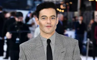 إطلالة "Saint Laurent" جديدة تميز رامي مالك