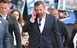 بدلة أنيقة دون رابطة عنق.. بن أفليك يعتمد أسلوب التمثيل عبر الأزياء!