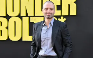 النجم سيباستيان ستان يتألق بقصة Buzz Cut في صيف 2025