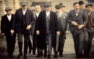 Peaky Blinders يعود بموسم جديد وسط أجواء الجريمة في الخمسينيات