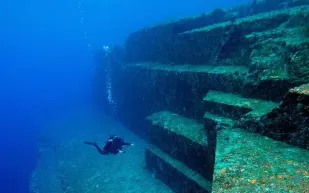 هرم غامض تحت البحر في اليابان: هل يكشف عن حضارة قديمة؟