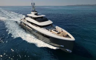 الكشف عن يخت Magnolia 41m الفاخر قبل تسليمه في 2026