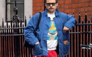 هاري ستايلز يخطف الأنظار في لندن بلياقته العالية ومظهره الرياضي