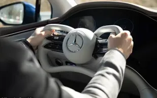 مرسيدس تقدم تصميمًا ثوريًا لعجلة القيادة في سياراتها الكهربائية القادمة