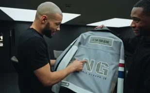 "كريس يوبانك" يرتدي سترة بدماء منافسه السابق قبل نزال الثأر أمام "كونور بين"