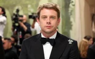 جوناثان أندرسون ينضم إلى علامة ديور للرجال.. هذه أفضل تصاميمه على مدار السنوات