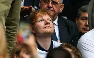 إد شيران يتبنى رياضة البيلاتس.. ما الذي جعله يتألق في هذا التمرين؟