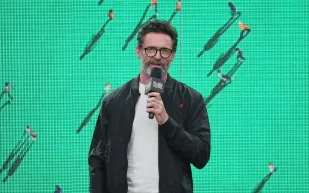 بعد تجاهله في فيلم Deadpool.. جاكمان يرد برقصة استعراضية مذهلة