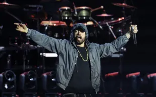 إيمينيم يصبح جدًا للمرة الأولى بعد ولادة حفيده إليوت