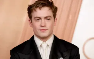 كيت كونور يُحيي أناقة Carhartt القديمة