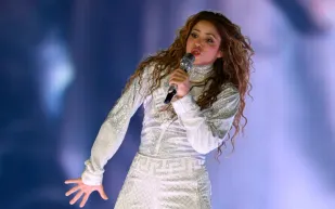 يتصدرهم هاملتون وليبرون جيمس ... قائمة ضيوف وحكام ميت غالا 2025