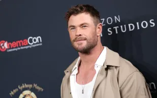 نجم "ثور" يتحدى البحر: كريس هيمسوورث يشارك تجربته المذهلة في ركوب الأمواج