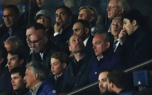 تشجيع جماسي من الأمير ويليام وابنه جورج لـ"أستون فيلا" في باريس (فيديو)