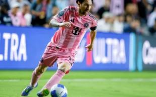 لقاء الأسطورتين: ميسي يقابل المطرب الذي سُمّي على اسمه