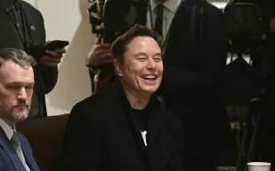 لا أحاديث ولا انقطاع للإنترنت..  قواعد سفر إيلون ماسك على طائراته الخاصة 