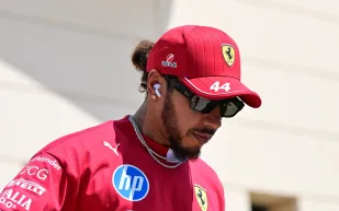 هاميلتون يعترف بصعوبة التأقلم مع سيارة SF-25 من فيراري