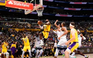 ليبرون جيمس يصنع التاريخ في بلاي أوف (فيديو)