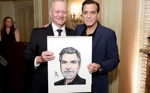 كيف سخر جورج كلوني من لون شعره خلال تكريمه في برودواي؟