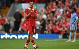 مستقبل ألكسندر أرنولد مع ليفربول: خبراء قراءة الشفاه يفكون "شيفرة القرار"