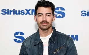 التوازن بين التمارين والمتعة والانضباط: جو جوناس يكشف سر لياقته البدنية