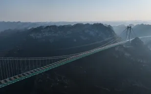 الصين تفتتح أكثر جسر في العالم ارتفاعًا فوق "هواجيانغ" ( فيديو)