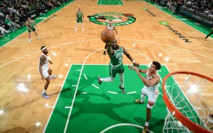 دوري NBA.. جاي لين براون يدخل التاريخ بثلاثية مذهلة من نصف الملعب 