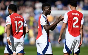 تعادل أرسنال مع إيفرتون يعزز حظوظ ليفربول في حسم لقب الدوري