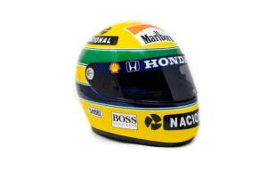 تذكار للبطولة والإنسانية.. خوذة آيرتون سينا تحقق رقمًا قياسيًا في مزاد 