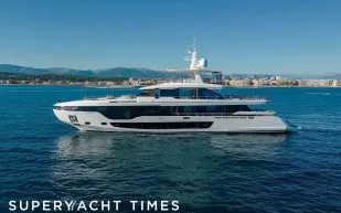 يخت أزيموت "H" الفاخر للبيع بـ 17 مليون دولار: تصميم متميز وأداء مذهل