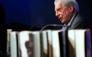 نوبل في حداد.. ماريو فارغاس يوسا يغادر الساحة الأدبية تاركًا إرثًا خالدًا