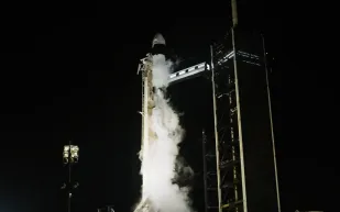 أثرياء البيتكوين في رحلة تاريخية عبر القطبين على متن صاروخ SpaceX  