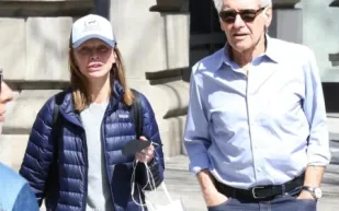 بعد سنوات من الزواج.. هاريسون فورد يفاجئ الجمهور بلحظة حب على رصيف المترو