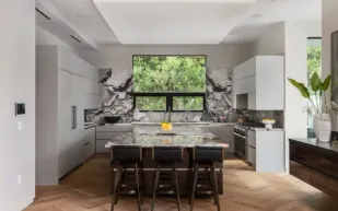 بمحاذاة منزل جيف بيزوس.. قصر فاخر للبيع مقابل 19.8 مليون دولار