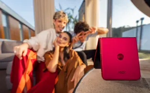 Clicks تعيد إحياء تجربة الكتابة الفيزيائية على هواتف موتورولا Razr (فيديو)