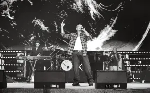 عمرو دياب يتألق في حفل أبوظبي وسط أضخم حضور جماهيري في الاتحاد بارك