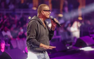   ليلة لاتنسى في البحرين .. عمرو دياب يشعل "الدانة" ويتألق وسط حضور الالاف