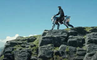 كاواساكي تكشف حصانًا روبوتيًا يغير مفهوم التنقل عبر التضاريس الوعرة