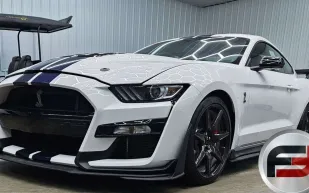 مزاد أمريكي فاخر يعرض ثلاث سيارات فورد موستانج أيقونية