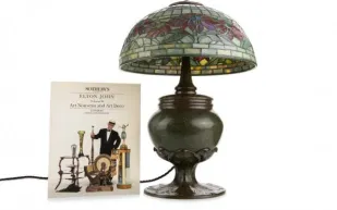 مصباح تاريخي من مجموعة سابقة لإلتون جون في مزاد مرتقب