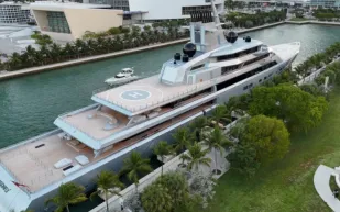 مؤسس غوغل سيرجي برين يفاجئ ميامي بيخته الفاخر Dragonfly بقيمة 450 مليون دولار