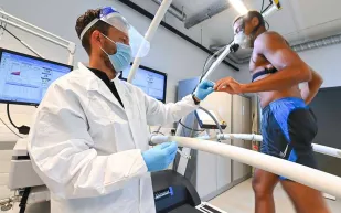 في يوم الصحة العالمي.. دراسة ترصد آثار كرة القدم على اللاعبين في عقد كامل