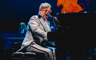 رغم إصابته بالعمى.. إلتون جون يطرح ألبومه الجديد ويصفه بالأكثر ابتكارًا