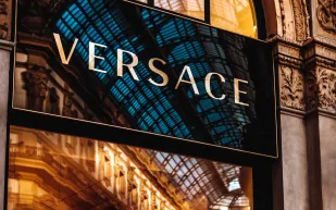 برادا تستحوذ على فيرساتشي مقابل 1.25 مليار يورو في صفقة تاريخية