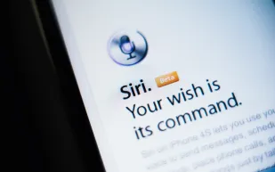 سيري الجديد.. آبل تعيد تصميم مساعدها الذكي باستخدام تقنيات LLMs