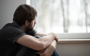 أيهما أكثر عرضة للإصابة باضطراب ما بعد الصدمة: الرجال أم النساء؟