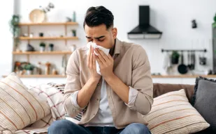 هل يبالغ الرجال في إظهار أعراض البرد الشديدة؟