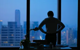 هل يخجل الرجال من الاكتئاب؟ دراسة تكشف سببًا صادمًا لعزوفهم عن طلب العلاج