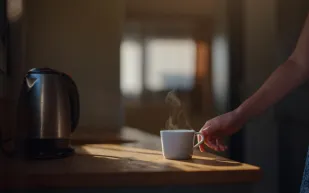 لا تشرب قهوتك فورًا بعد الاستيقاظ.. الأطباء يوضحون السبب